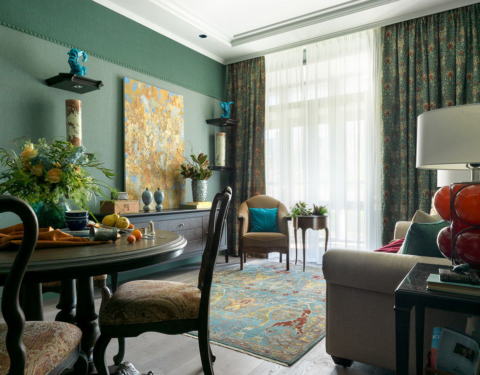 Ispirazione per un soggiorno classico aperto con sala formale, pareti verdi, parquet chiaro e pavimento grigio