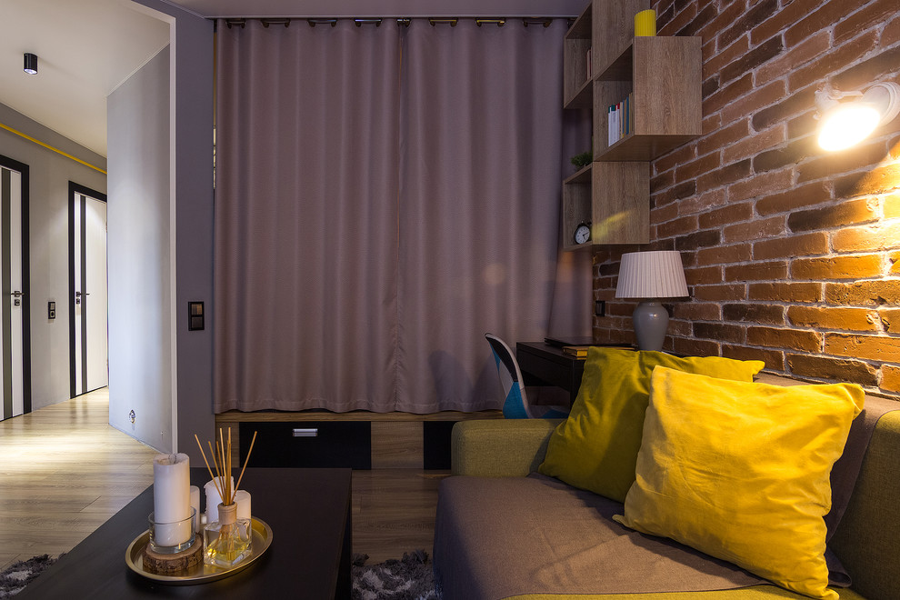 Стильный дизайн: изолированная гостиная комната среднего размера в стиле лофт с серыми стенами, полом из ламината, горизонтальным камином и бежевым полом - последний тренд