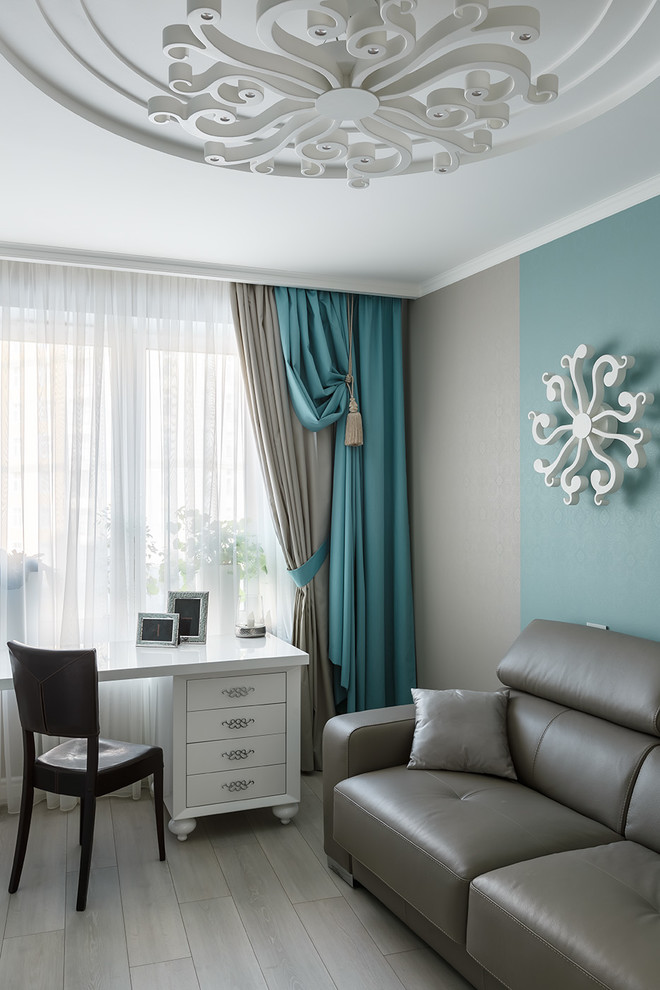 サンクトペテルブルクにある高級な小さなトランジショナルスタイルのおしゃれな独立型ファミリールーム (青い壁、ラミネートの床、暖炉なし、据え置き型テレビ、グレーの床) の写真