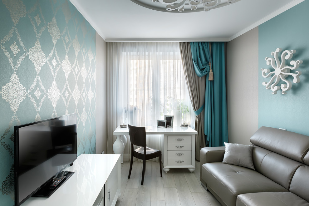 Foto de sala de estar cerrada clásica renovada pequeña sin chimenea con paredes azules, suelo laminado, televisor independiente y suelo gris