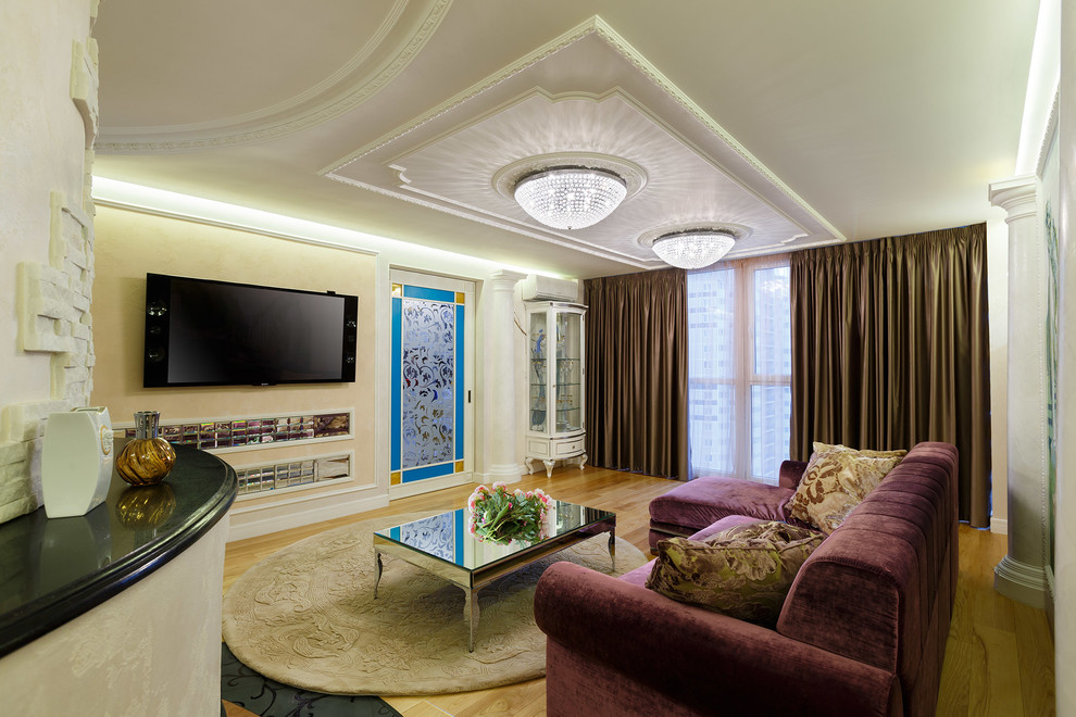 Идея дизайна: открытая гостиная комната среднего размера в стиле неоклассика (современная классика) с бежевыми стенами, светлым паркетным полом, горизонтальным камином, фасадом камина из камня и телевизором на стене