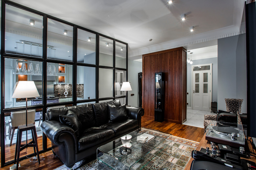 Immagine di un soggiorno chic chiuso con sala formale, pareti grigie, pavimento in legno massello medio, TV a parete e pavimento marrone
