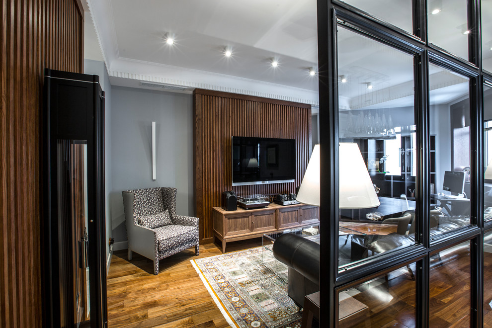Idee per un soggiorno tradizionale chiuso con sala formale, pareti grigie, pavimento in legno massello medio, TV a parete e pavimento marrone
