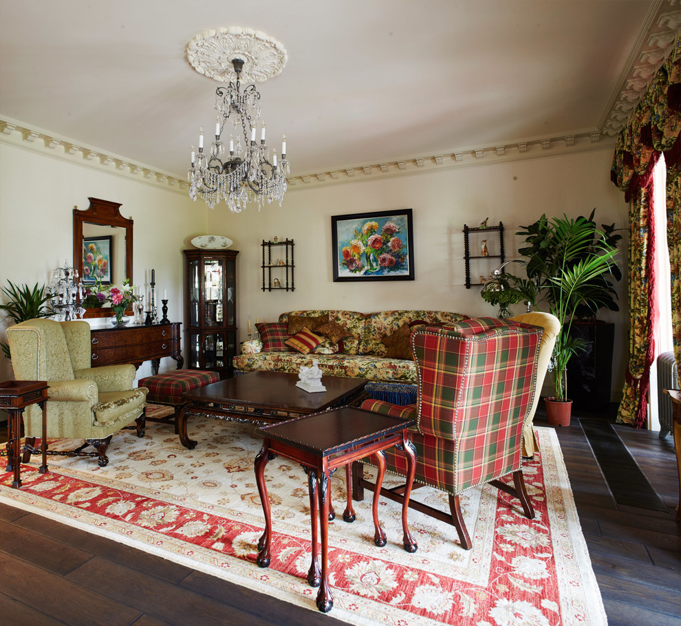 Klassisches Wohnzimmer mit weißer Wandfarbe, dunklem Holzboden und braunem Boden in Sonstige