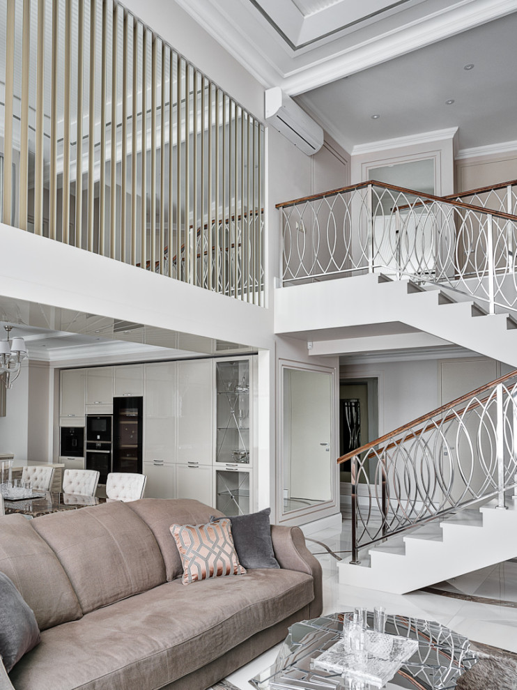 Стильный дизайн: открытая гостиная комната в современном стиле с бежевыми стенами, белым полом и многоуровневым потолком - последний тренд