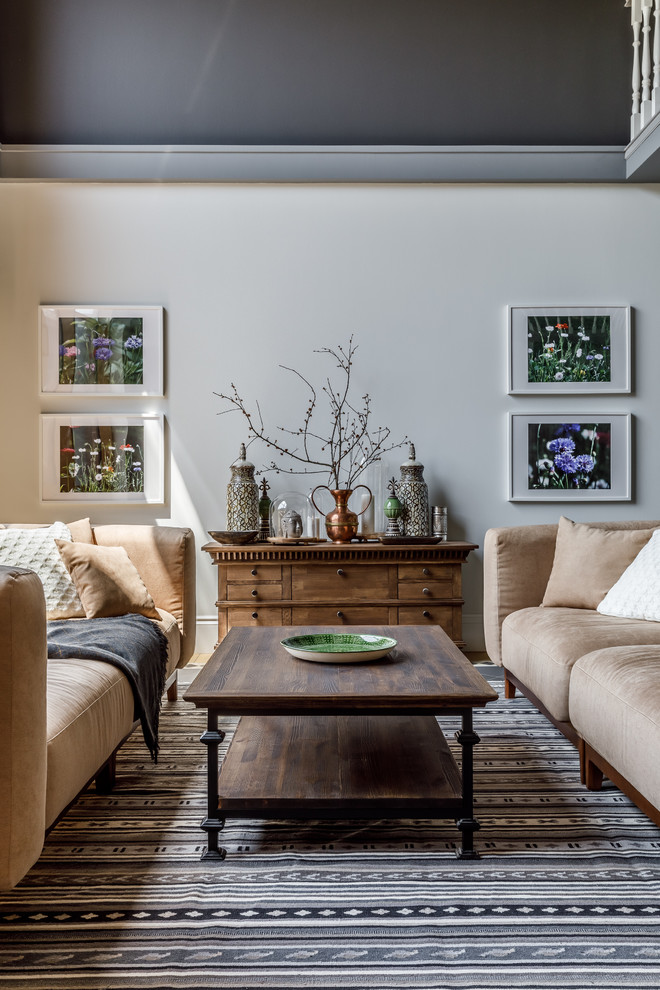 Источник вдохновения для домашнего уюта: гостиная комната в стиле неоклассика (современная классика) с серыми стенами