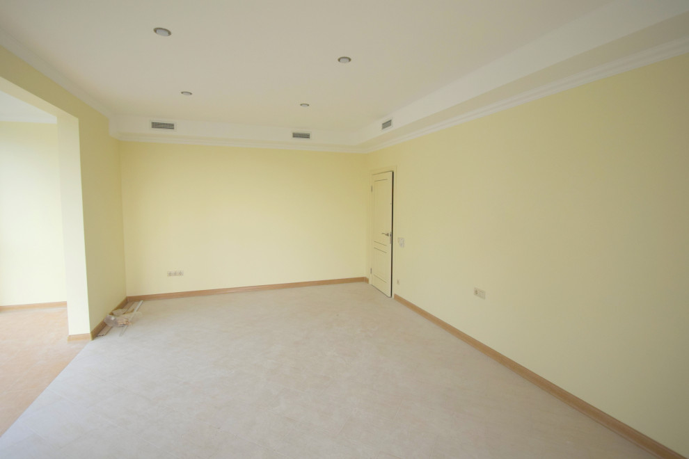 Foto di un grande soggiorno scandinavo aperto con sala formale, pareti beige, pavimento in gres porcellanato, nessun camino, TV a parete e pavimento beige