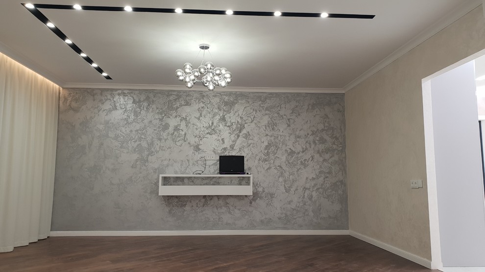 Стильный дизайн: парадная, открытая гостиная комната среднего размера в стиле неоклассика (современная классика) с бежевыми стенами, темным паркетным полом и коричневым полом без камина, телевизора - последний тренд