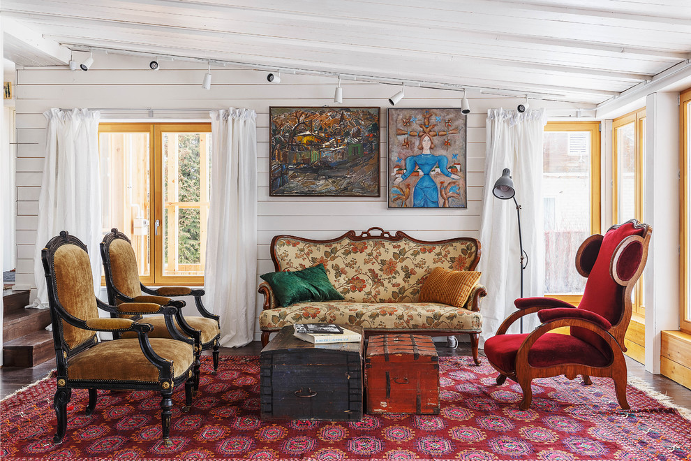 На фото: открытая гостиная комната среднего размера в стиле фьюжн с белыми стенами и ковровым покрытием