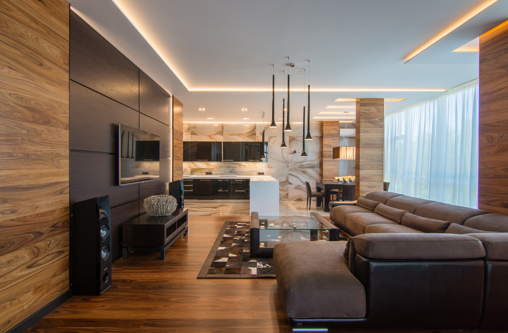 Immagine di un grande soggiorno minimal aperto con pavimento in legno massello medio, TV a parete, sala formale e pareti marroni