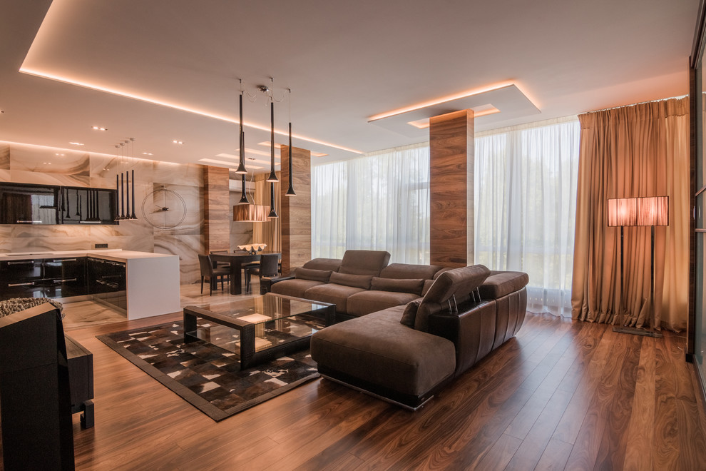 Foto de salón para visitas abierto contemporáneo grande con suelo de madera en tonos medios y paredes marrones