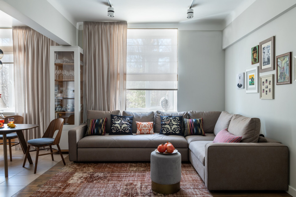 Источник вдохновения для домашнего уюта: гостиная комната в современном стиле с серыми стенами и бежевым полом