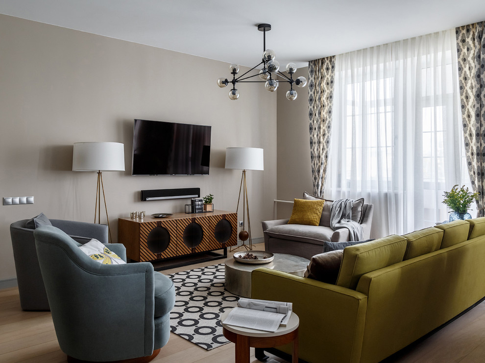Esempio di un soggiorno contemporaneo aperto con sala formale, pareti beige, parquet chiaro e TV a parete