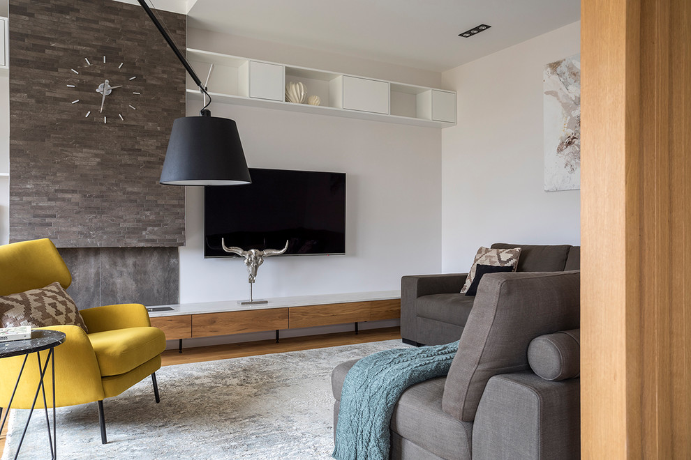 Idee per un soggiorno design di medie dimensioni e aperto con sala formale, pareti bianche, pavimento in legno massello medio, camino lineare Ribbon e TV a parete