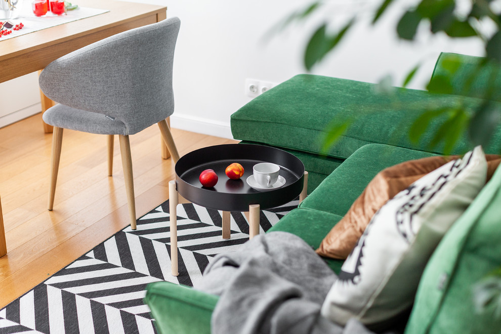 Inspiration för ett minimalistiskt vardagsrum, med grå väggar och mellanmörkt trägolv