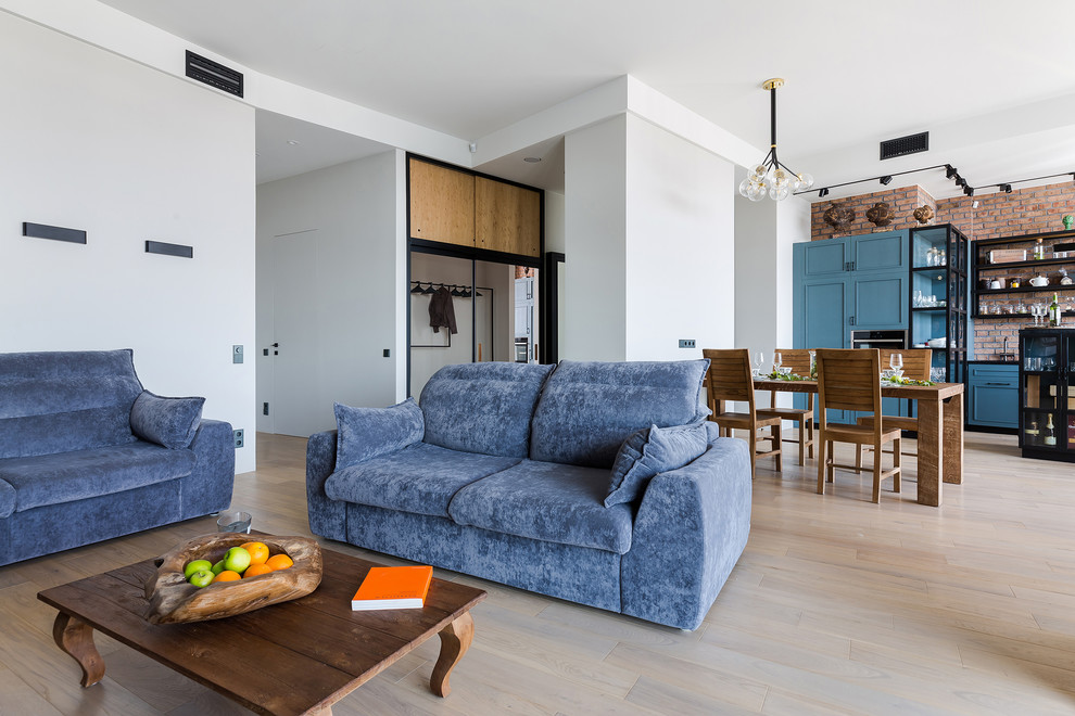 Источник вдохновения для домашнего уюта: большая открытая гостиная комната в современном стиле с серыми стенами и паркетным полом среднего тона