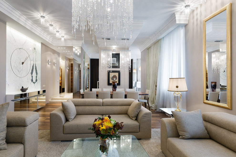 Foto di un grande soggiorno contemporaneo aperto con sala formale, pareti beige, pavimento in legno massello medio e TV a parete