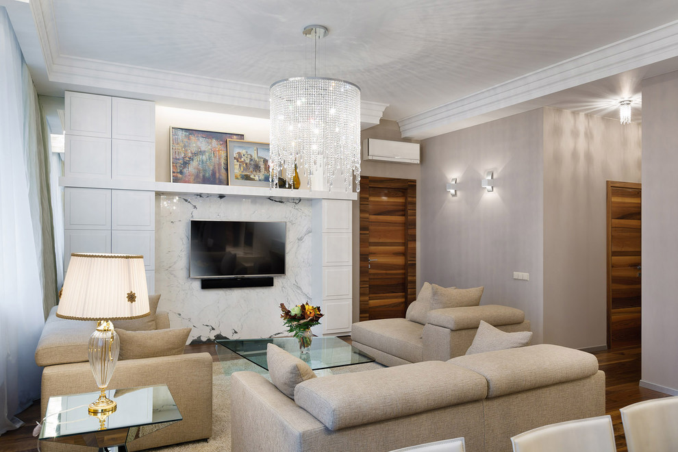 Foto di un grande soggiorno minimal aperto con sala formale, TV a parete, pareti beige e pavimento in legno massello medio