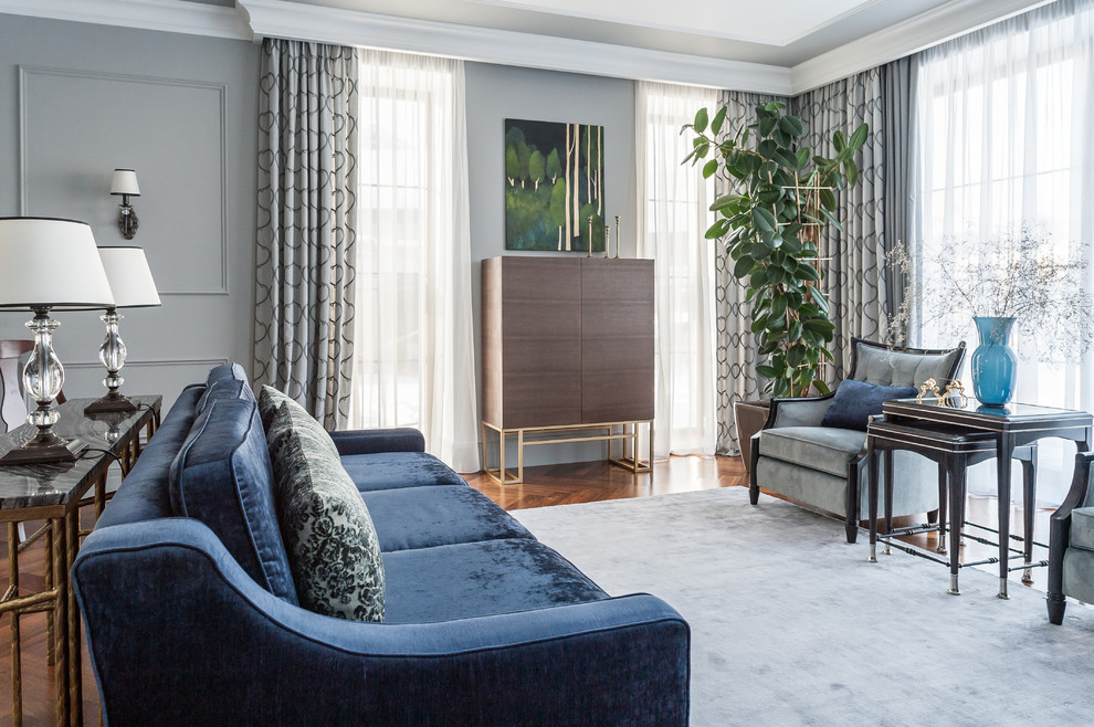 Пример оригинального дизайна: парадная, изолированная гостиная комната в стиле неоклассика (современная классика) с серыми стенами и паркетным полом среднего тона