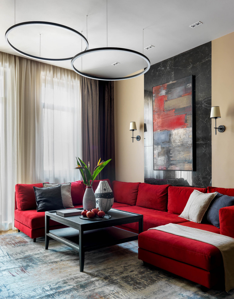Пример оригинального дизайна: гостиная комната в современном стиле с бежевыми стенами