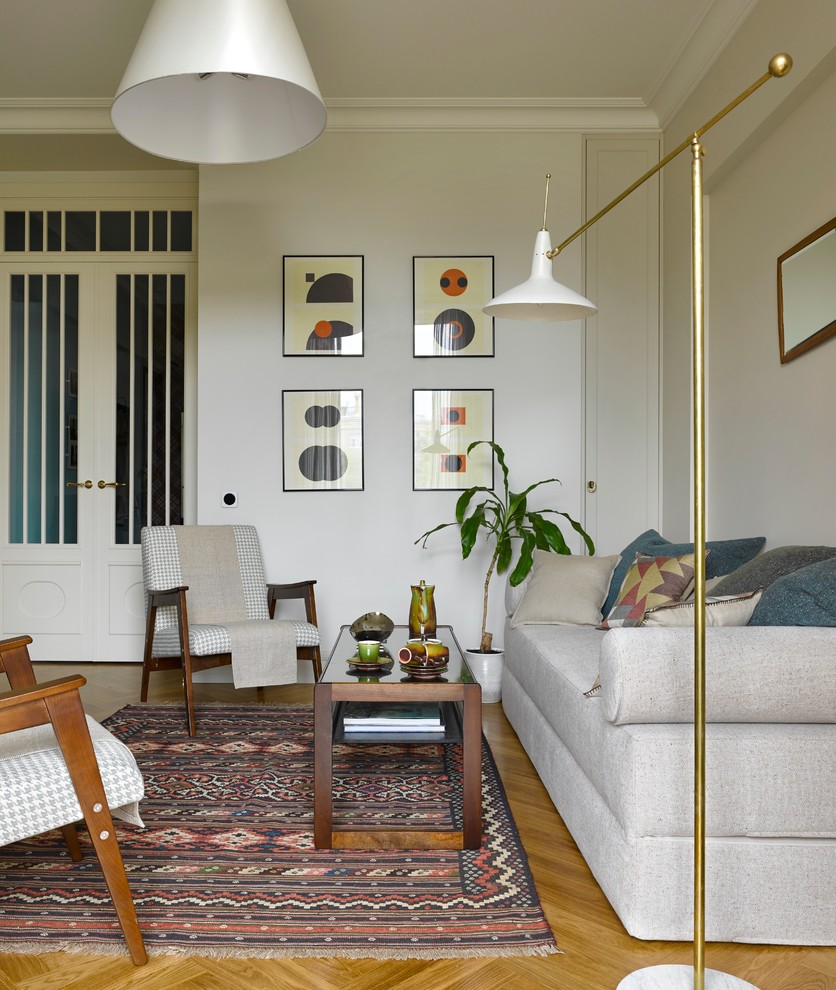 Свежая идея для дизайна: парадная, изолированная гостиная комната в стиле модернизм с белыми стенами, светлым паркетным полом и ковром на полу - отличное фото интерьера