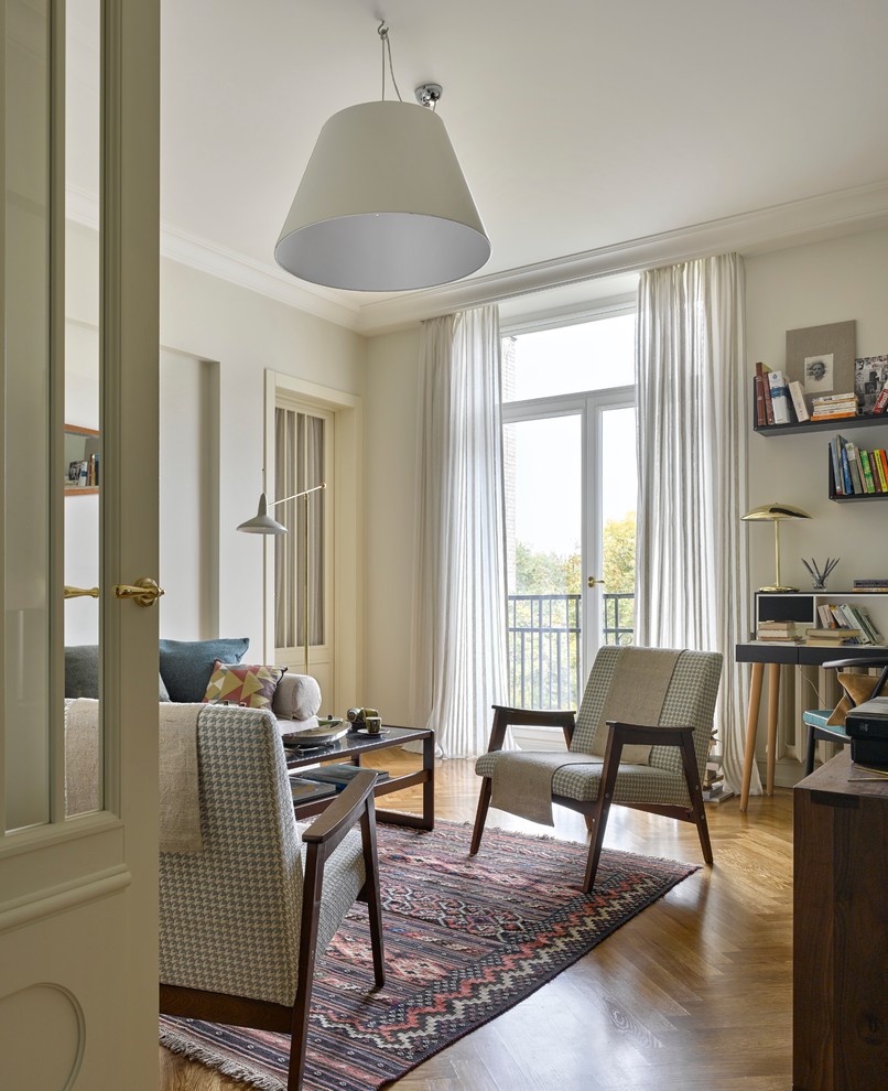 На фото: гостиная комната в стиле ретро с тюлем на окнах с