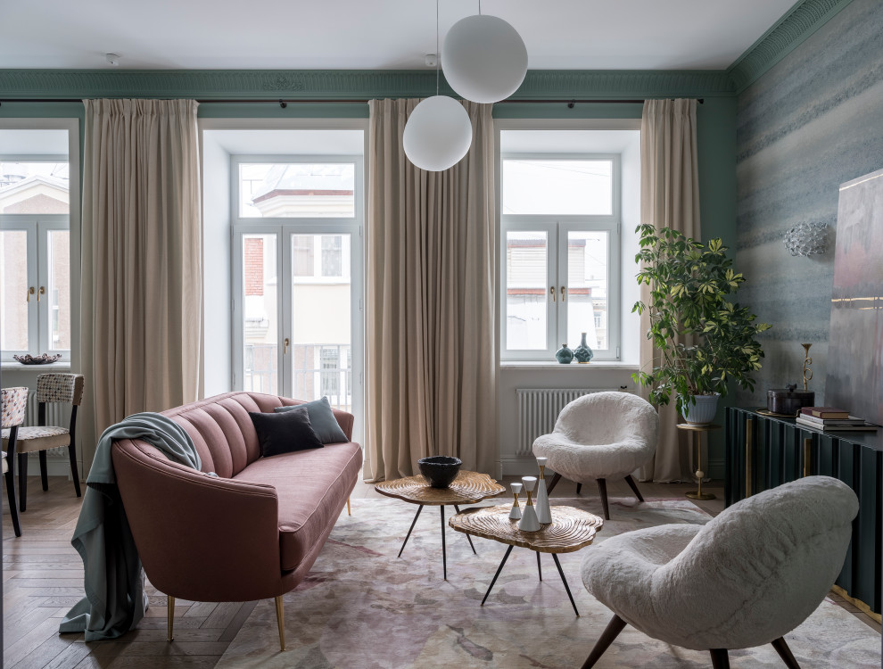 Immagine di un soggiorno chic con pareti verdi, pavimento in legno massello medio e pavimento marrone