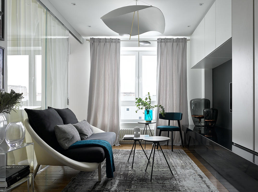 Mittelgroßes Modernes Wohnzimmer mit weißer Wandfarbe, braunem Holzboden und braunem Boden in Moskau