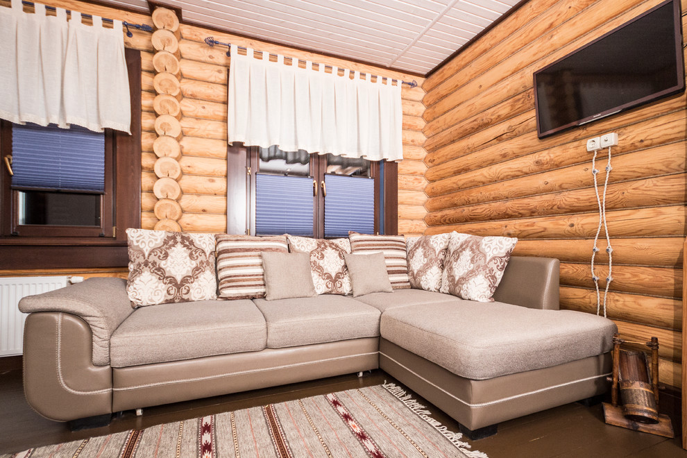 Bild på ett litet lantligt separat vardagsrum, med bruna väggar, klinkergolv i keramik, en standard öppen spis, en spiselkrans i trä, en väggmonterad TV och blått golv
