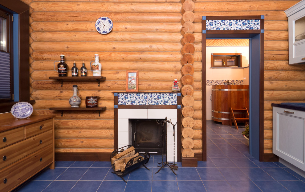 Kleines, Abgetrenntes Country Wohnzimmer mit brauner Wandfarbe, Keramikboden, Kamin, gefliester Kaminumrandung, TV-Wand und blauem Boden in Moskau