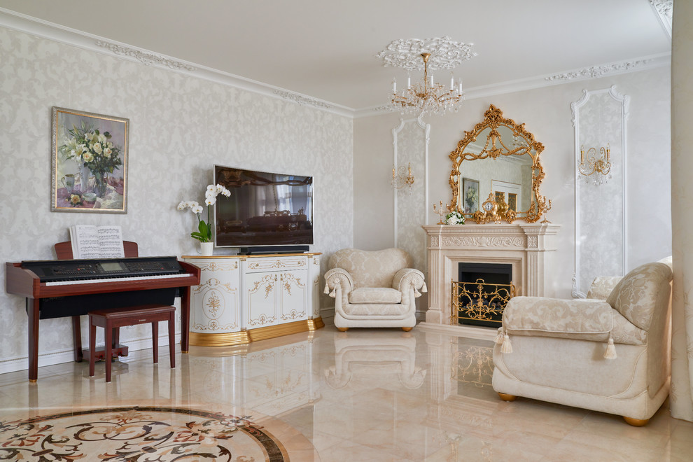 Пример оригинального дизайна: большая изолированная гостиная комната в классическом стиле с музыкальной комнатой, мраморным полом, стандартным камином, фасадом камина из камня, мультимедийным центром и тюлем на окнах