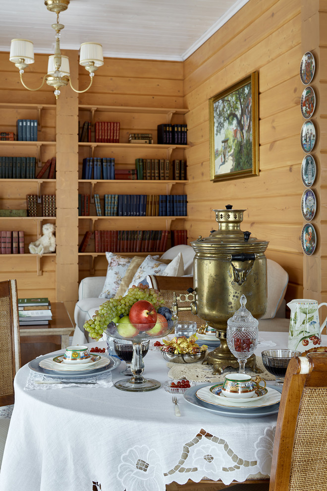 Ispirazione per un soggiorno tradizionale di medie dimensioni con libreria e pavimento in legno massello medio