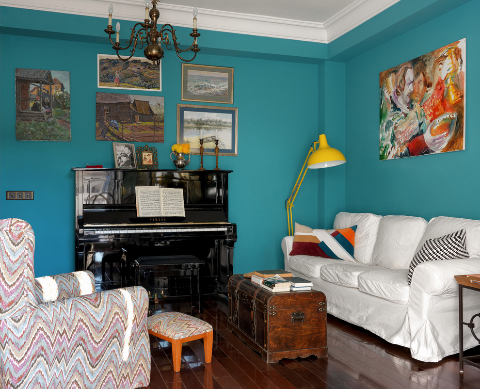 Diseño de salón clásico renovado con paredes azules, suelo de madera en tonos medios y suelo marrón