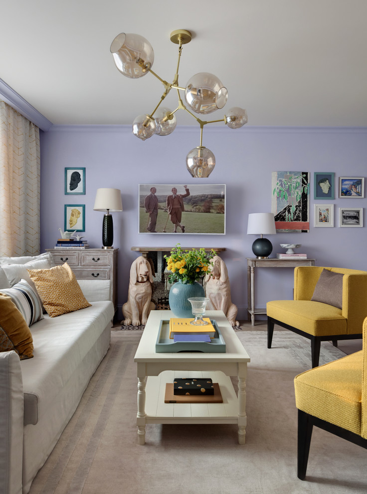 Свежая идея для дизайна: гостиная комната в стиле неоклассика (современная классика) с фиолетовыми стенами - отличное фото интерьера