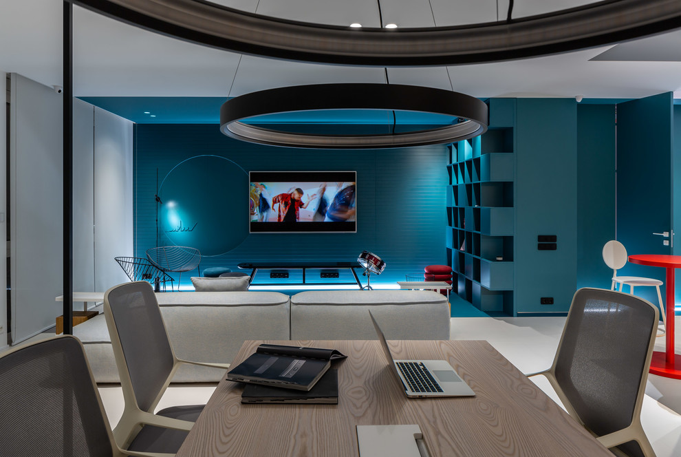 Modern inredning av ett stort allrum med öppen planlösning, med ett musikrum, flerfärgade väggar, en väggmonterad TV och flerfärgat golv