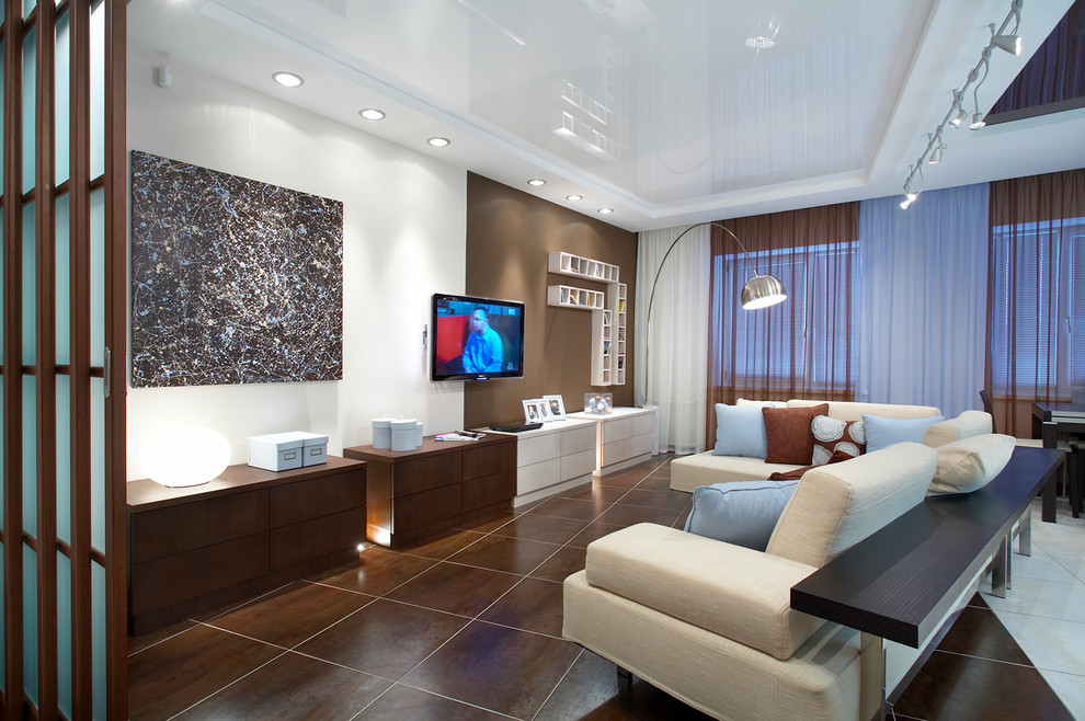 Foto på ett funkis allrum med öppen planlösning, med ett finrum, flerfärgade väggar, en väggmonterad TV och brunt golv