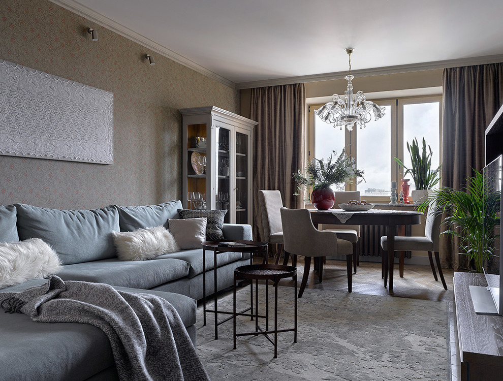 Ispirazione per un piccolo soggiorno classico aperto con pareti beige, sala formale, TV autoportante, pavimento in legno massello medio e pavimento marrone