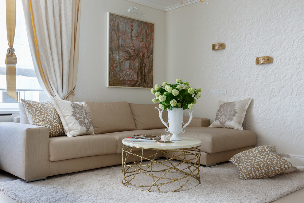 Idee per un soggiorno chic di medie dimensioni e aperto con parquet chiaro, sala formale, pareti bianche e pavimento beige