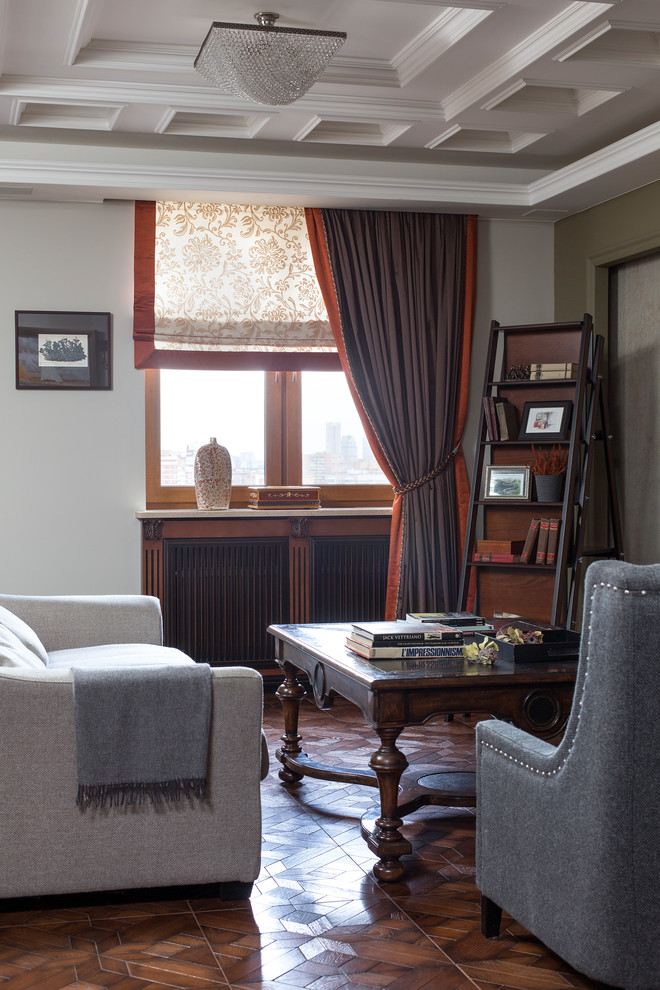 Immagine di un grande soggiorno classico con parquet scuro, pavimento marrone, soffitto a cassettoni e carta da parati