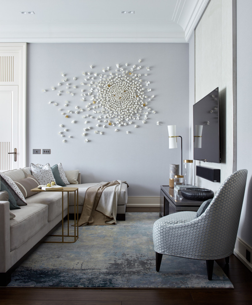 Modelo de salón abierto actual de tamaño medio sin chimenea con paredes grises, suelo de madera oscura, televisor colgado en la pared y suelo azul