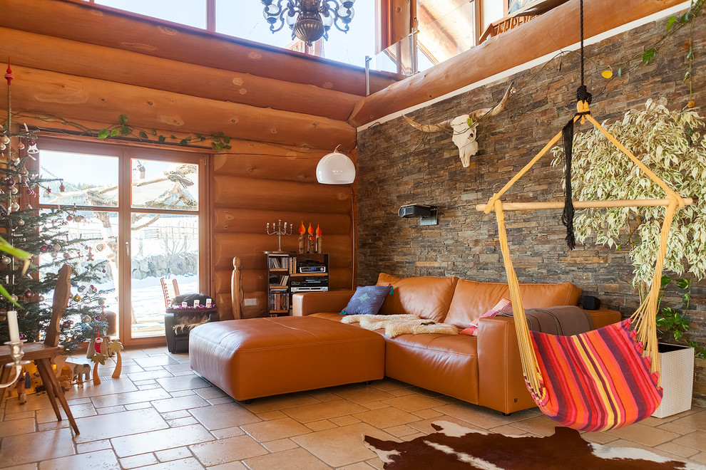 Идея дизайна: гостиная комната в стиле рустика с разноцветными стенами и полом из терракотовой плитки