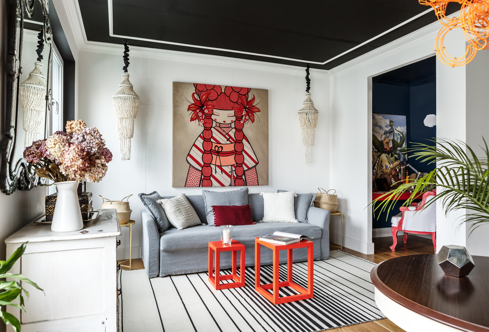 Immagine di un soggiorno eclettico chiuso con sala formale, pareti bianche, pavimento in legno massello medio e pavimento beige