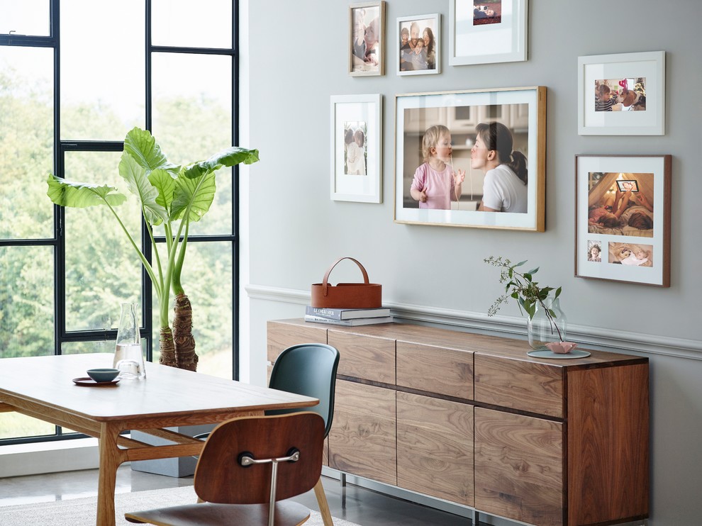 Свежая идея для дизайна: гостиная комната в современном стиле с серыми стенами и телевизором на стене - отличное фото интерьера