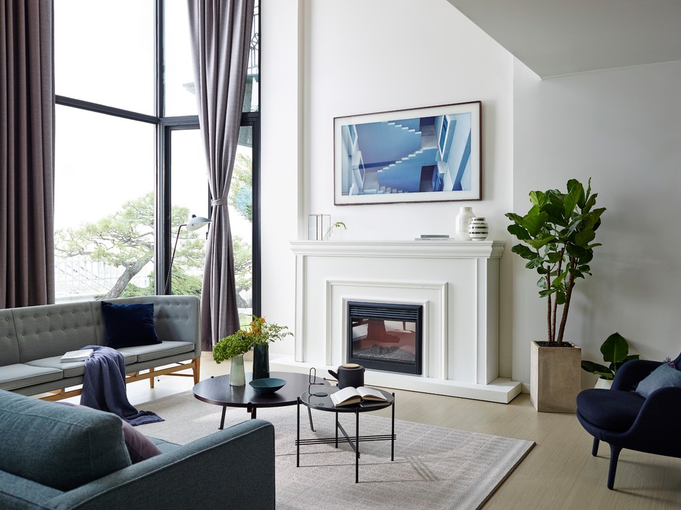 Ispirazione per un soggiorno minimal con sala formale, pareti bianche, camino classico, TV a parete e pavimento beige