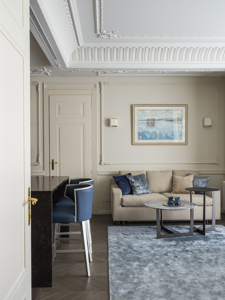 На фото: открытая гостиная комната среднего размера в стиле неоклассика (современная классика) с бежевыми стенами, паркетным полом среднего тона и серым полом с