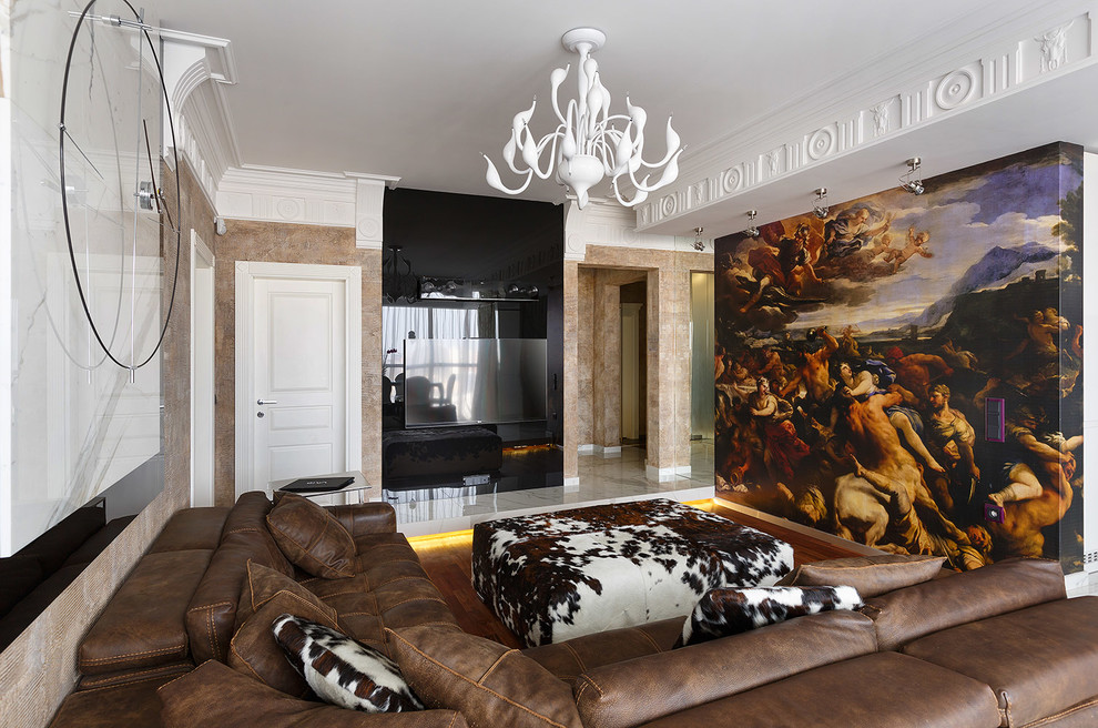 Modelo de salón cerrado actual de tamaño medio con paredes beige, suelo de madera oscura y televisor colgado en la pared