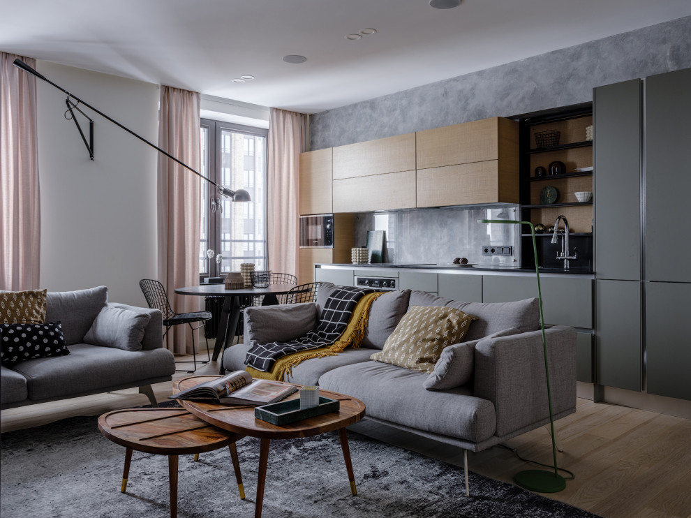 Foto di un soggiorno contemporaneo di medie dimensioni e aperto con pareti grigie, parquet chiaro e pavimento beige