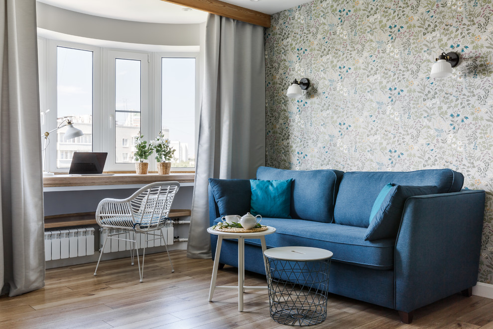 Свежая идея для дизайна: парадная, открытая, объединенная гостиная комната в скандинавском стиле с серыми стенами, паркетным полом среднего тона, коричневым полом и синим диваном - отличное фото интерьера