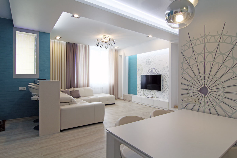 Idee per un soggiorno design di medie dimensioni e aperto con parquet chiaro, nessun camino, TV a parete e pareti blu