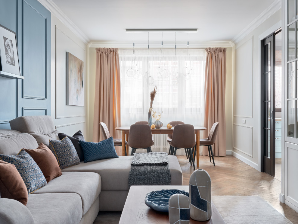 Modernes Wohnzimmer mit blauer Wandfarbe und braunem Boden in Moskau